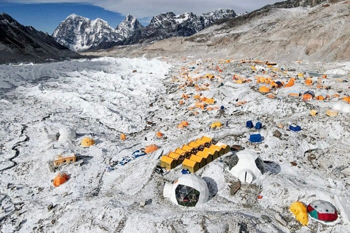 एवरेस्ट बेस कैंप में भारी बर्फबारी, सात विदेशी पर्यटक सुरक्षित निकाले गए