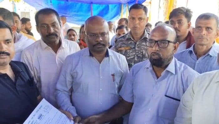 गावां में मुखिया संघ का अनिश्चितकालीन धरना SDM के आश्वासन पर समाप्त, CO नहीं पहुंचे धरना स्थल