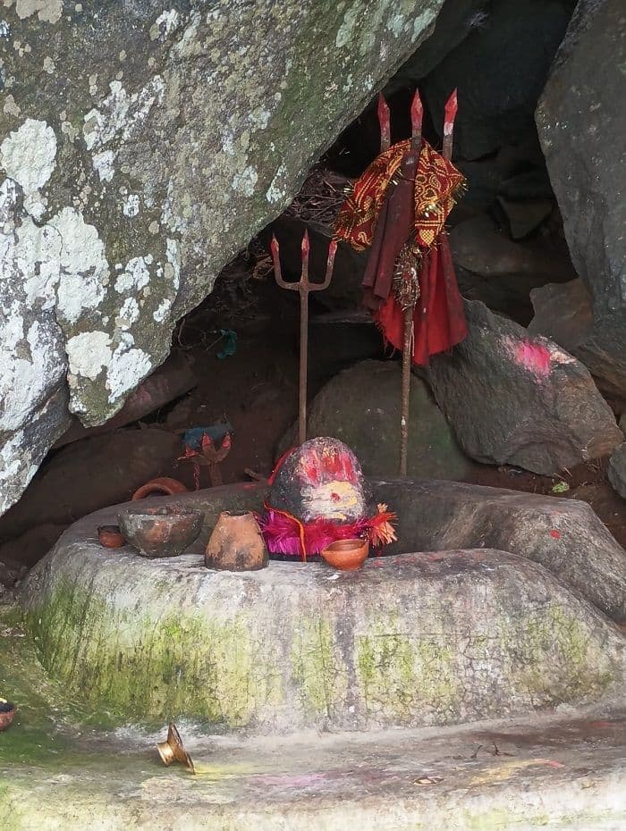 लोहरदगा की गोद में विराजे हैं ‘पहाड़ी बाबा’, प्राकृतिक 12 शिवलिंगों की अनूठी महिमा