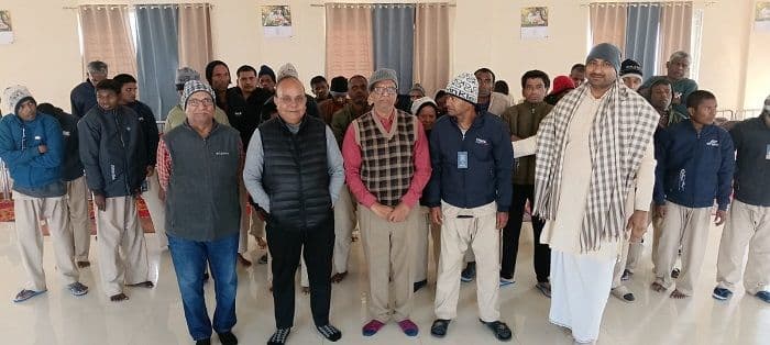 संतोष जैन ने सद्गुरु कृपा अपना घर में ऊनी जैकेट का किया वितरण