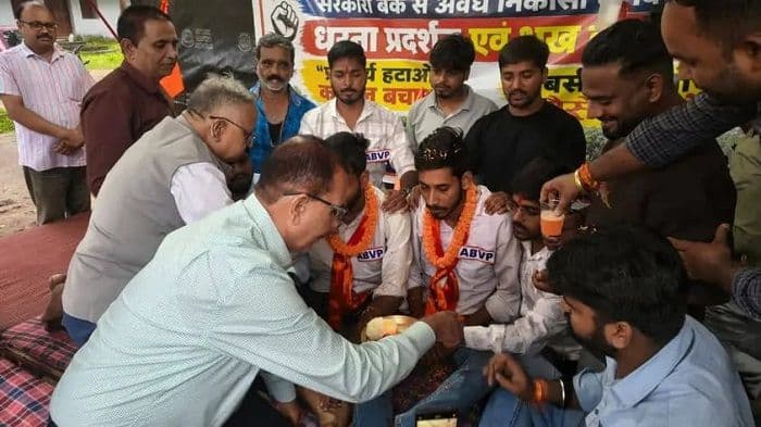 गिरिडीह कॉलेज में 9 दिनों से चल रहा ABVP का अनशन समाप्त, नए प्राचार्य ने जूस पिलाकर तुड़वाया