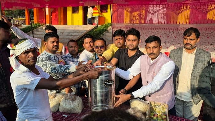 चैनपुर में दिखी आदिवासी संस्कृति की अनूठी झलक