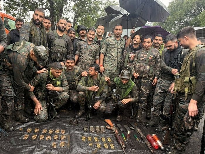 माओवादियों के खिलाफ बड़ी कार्रवाई, जंगल से इंसास और एकेएम राइफल समेत 232 गोलियां बरामद