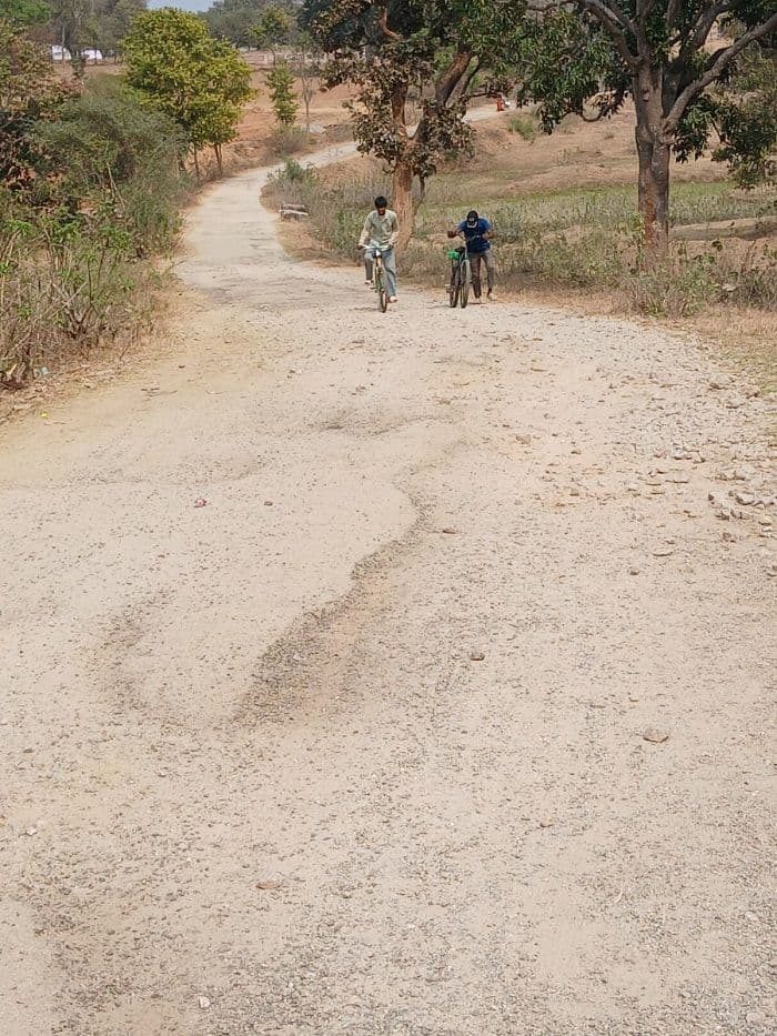 पलमी से चट्टी तक सड़क जर्जर लोगों को हो रही है परेशानी