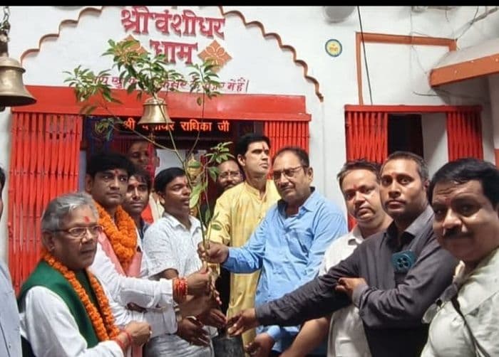 चैंबर उपाध्यक्ष चुने जाने पर बंशीधर मंदिर पहुंचे अमित जायसवाल, की पूजा -अर्चना, क्षेत्र की खुशहाली की कामना की