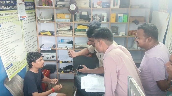 लेस्लीगंज में ग्रामीण बैंक ग्राहक सेवा केंद्र लूटने पहुंचे दो लुटेरे गिरफ्तार