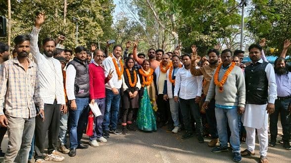 जेएमएम समर्थित हर्षिता टोप्पो ने दिखाई ताकत, गाजे-बाजे के साथ भरा नामांकन