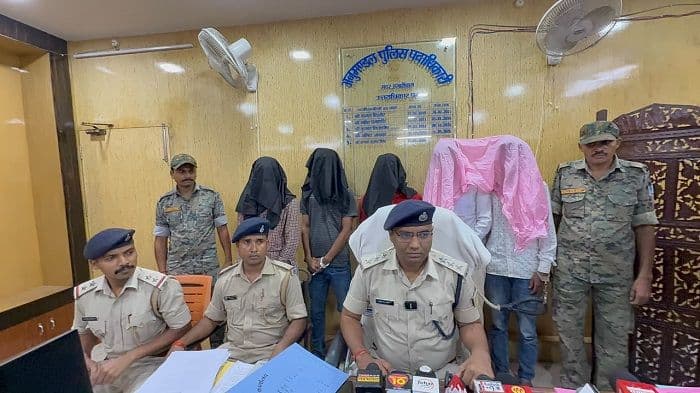 साइबर ठगी करने वाले 5 शातिर गिरफ्तार, लैपटॉप और 11 मोबाइल जब्त