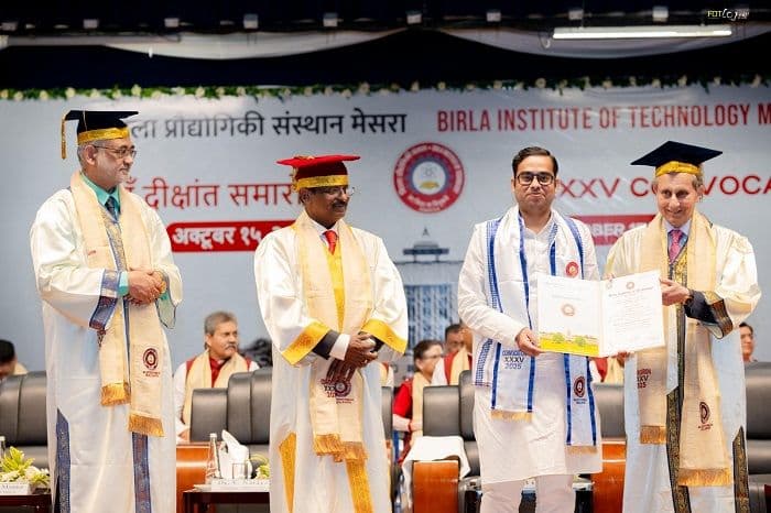बीआईटी मेसरा के 35वें दीक्षांत समारोह में चांसलर सीके बिड़ला ने आकाश मिश्रा को प्रदान की डॉक्टरेट की उपाधि