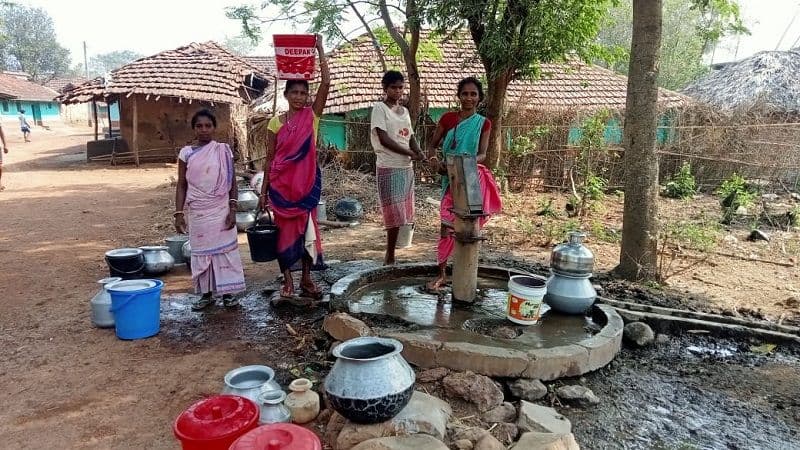 ग्रामीण इलाके में पेयजल को ले मचा हाहाकार, सुबह से ही हैंडपंप में लग रही कतार