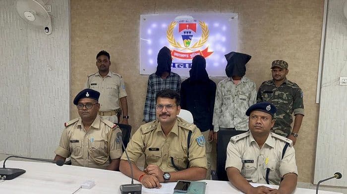 मेदिनीनगर पुलिस की त्वरित कार्रवाई, बच्चे का लॉकेट काटने वाले तीन चोर गिरफ्तार