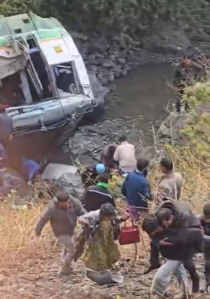 उत्तराखंड के कालसी में एचआरटीसी की बस खाई में गिरी, तीन यात्रियों की मौत