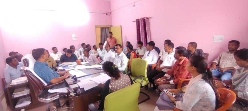 प्रखंड कार्यालय मनिका में पीएम आवास को लेकर की गई समीक्षा बैठक