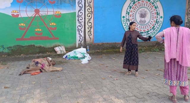 गम्हरिया सीएचसी में मानवता शर्मसार, 25 घंटे तक बेसुध पड़ी रही महिला, चिकित्सा पदाधिकारी की लापरवाही पर भड़के लोग