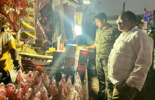 चौका मोड़ पर अवैध पटाखा बिक्री पर प्रशासन की सख्ती, लाइसेंसधारी दुकानदारों को नोटिस, अवैध व्यापारियों पर कार्रवाई के निर्देश