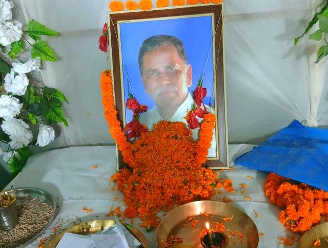 संविधान की गरिमा पर सवाल, पूर्व प्रखंड प्रमुख स्व. वंशिधर जी के श्रद्धांजलि समारोह से प्रशासन गायब, ग्रामीणों में आक्रोश