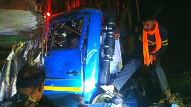 एनएच-33 किनारे झोपड़ीनुमा होटल में घुसा तेज रफ्तार चेसिस वाहन, बड़े हादसे से टली जान