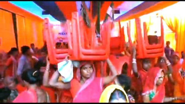 उद्घाटन से पहले ही एनडीए कार्यालय में हंगामा, साड़ी की उम्मीद में महिलाओं ने उठाईं कुर्सियां