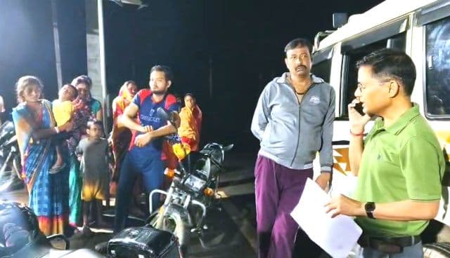 महिलाओं का विरोध लाया रंग, अंचल अधिकारी अभय द्विवेदी ने शराब दुकानों का खुद किया निरीक्षण, दी सख्त चेतावनी, कहा: अब सड़क पर शराब पीते मिले तो होगी कार्रवाई