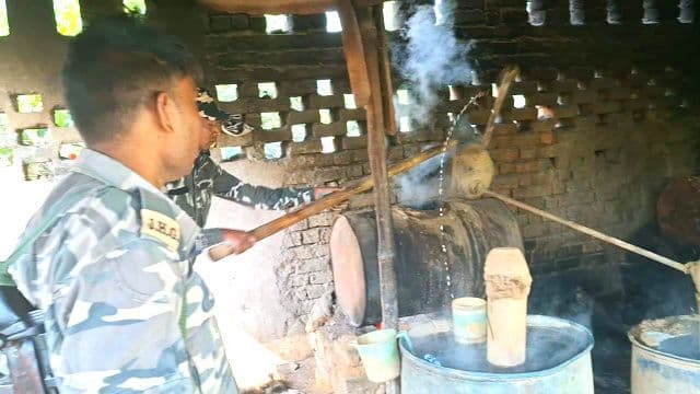 गम्हरिया में अवैध शराब पर बड़ी कार्रवाई, चुलाई भट्टी ध्वस्त, हजार किलो जावा नष्ट