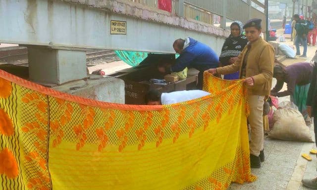 गया जंक्शन पर मानवता की मिसाल, प्लेटफार्म पर महिला यात्री ने दिया बच्ची को जन्म, RPF की तत्परता से जच्चा-बच्चा सुरक्षित