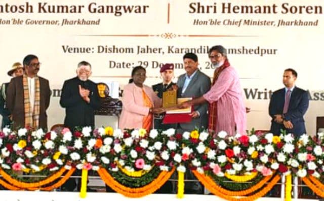 ओलचिकी लिपि शताब्दी समारोह में टाटा स्टील फाउंडेशन को राष्ट्रपति के हाथों सम्मान