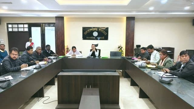 विकास योजनाओं में ढिलाई पर उपायुक्त सख्त, लापरवाह संवेदकों पर कार्रवाई और ब्लैकलिस्टिंग के निर्देश