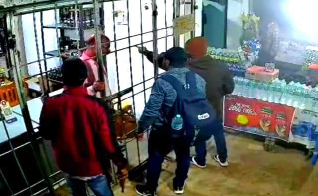रांची के अनगड़ा में शराब दुकान पर पांच राउंड फायरिंग, सीसीटीवी में कैद हुआ पूरा घटनाक्रम