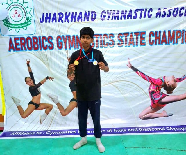 राज्य स्तरीय जिम्नास्टिक में कोलकाता पब्लिक स्कूल के छात्र अर्थव गुप्ता का जलवा, स्वर्ण और रजत जीतकर बढ़ाया मान