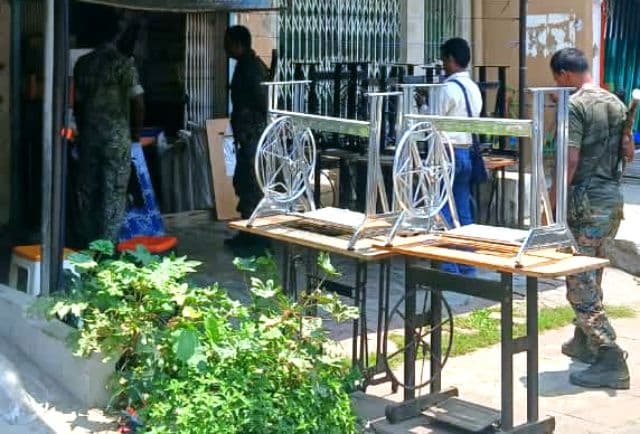इसरी बाजार में नकली सिलाई मशीन कारोबार का खुलासा, पुलिस ने आठ मशीनें कीं जब्त