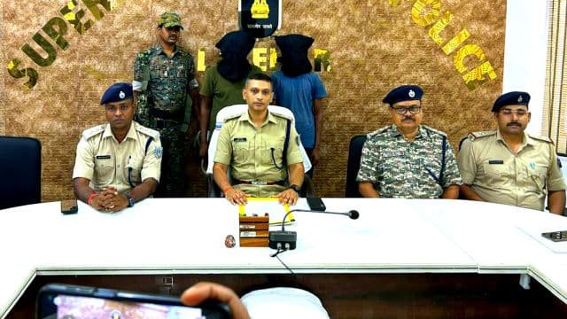 लातेहार पुलिस की बड़ी कामयाबी, 5 लाख के इनामी नक्सली शिवा समेत JJMP के दो उग्रवादी गिरफ्तार