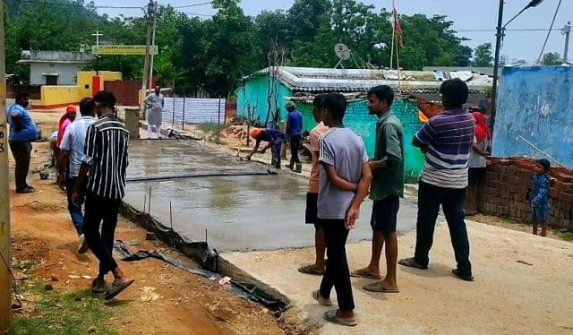 चंदनडीह-पांडेपुरा पीसीसी सड़क निर्माण में भारी अनियमितता का आरोप, प्रशासन और संवेदक की कार्यशैली पर उठे सवाल