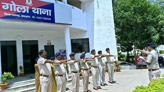 विश्व तंबाकू निषेध दिवस पर गोला थाना में जागरूकता अभियान, पुलिसकर्मियों ने लिया नशामुक्त जीवन का संकल्प