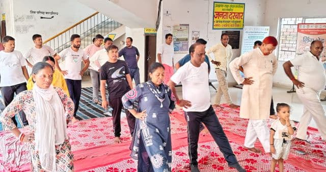 योग से स्वस्थ जीवन का संदेश, बरवाडीह प्रखंड कार्यालय में लगा विशेष योग शिविर