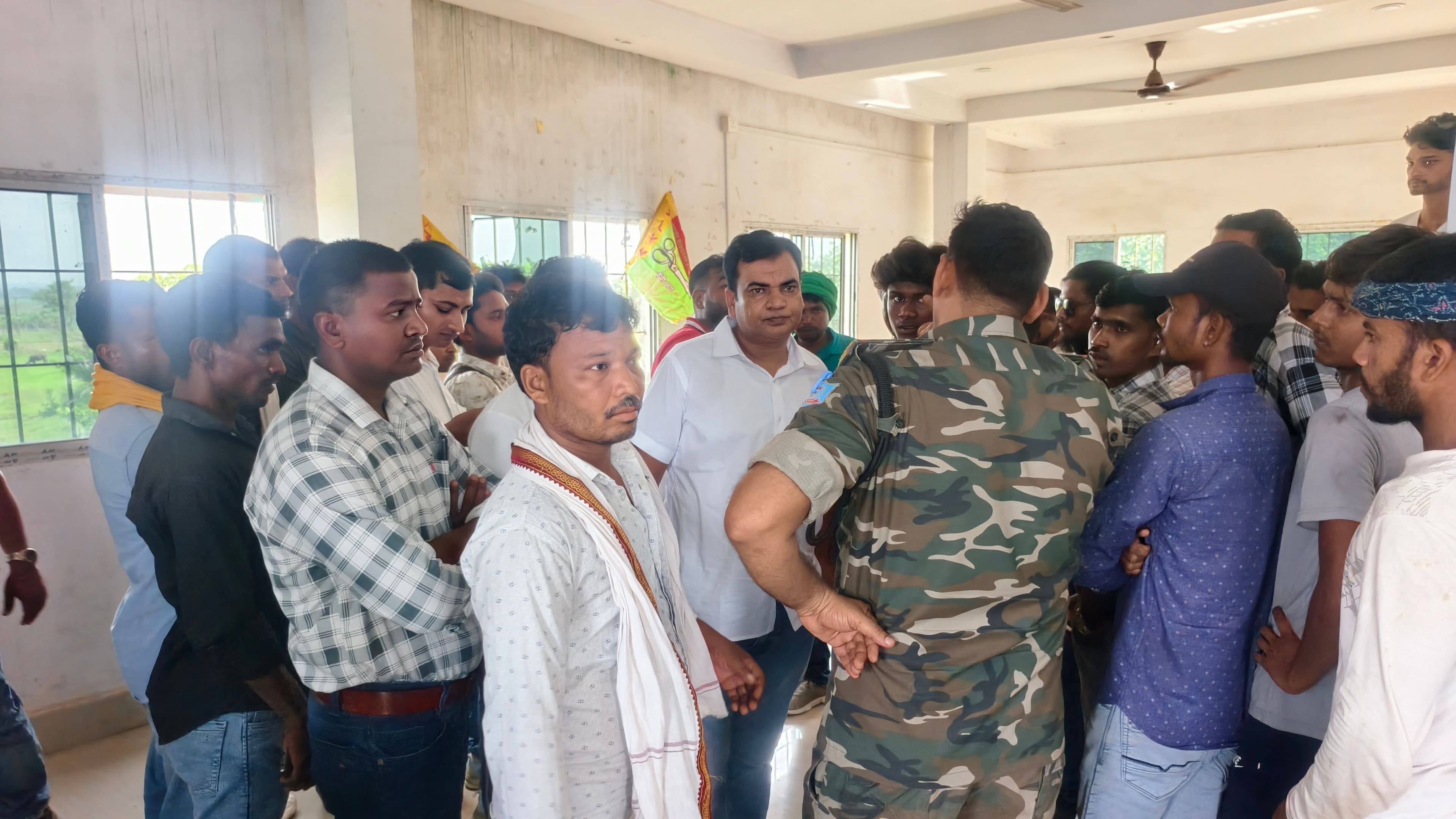 नौकरी दिलाने के नाम पर रुपये लेने का आरोप, राशि वापसी की मांग पर विवाह भवन में हंगामा पीड़ितों ने आरोपी को घेरा, पुलिस ने मौके पर पहुंचकर कराया मामला शांत