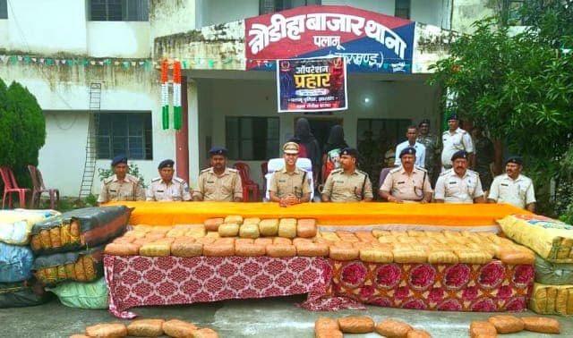 ऑपरेशन प्रहार में पलामू पुलिस की बड़ी कार्रवाई, 443 किलो गांजा बरामद, दो सगे भाई गिरफ्तार
